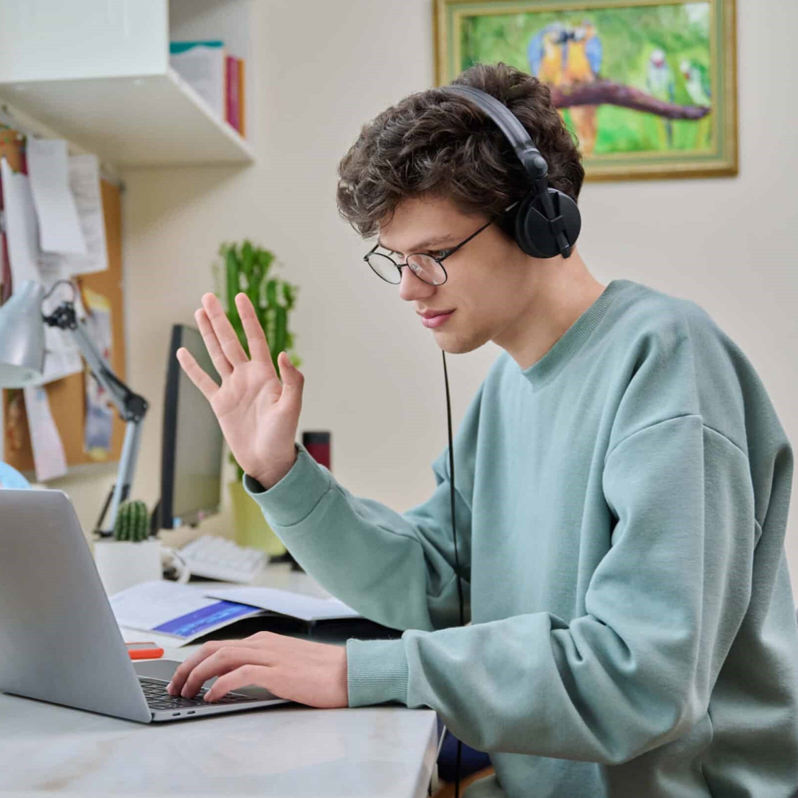 Student learning Arabic online with a tutor